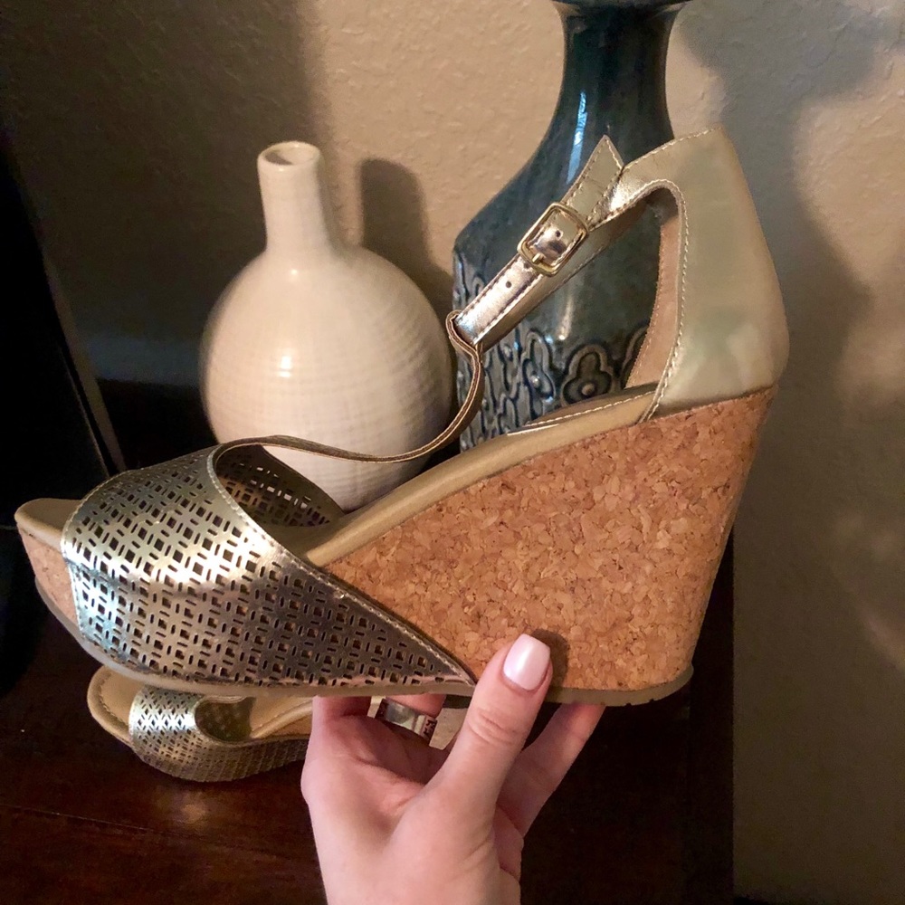Kenneth Cole Reaction wedges!